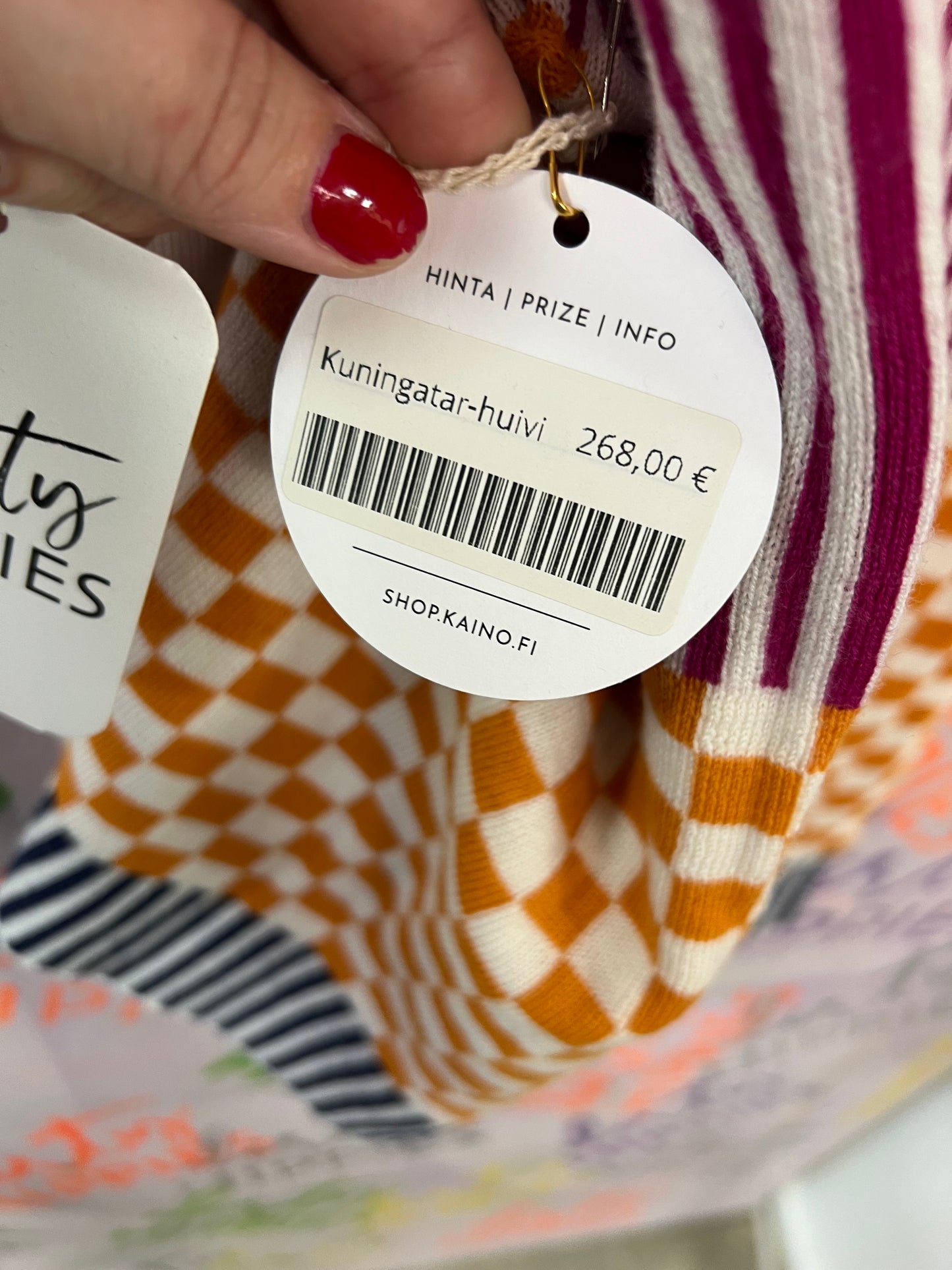 Kaino Kuningatar baskeri ja huivi