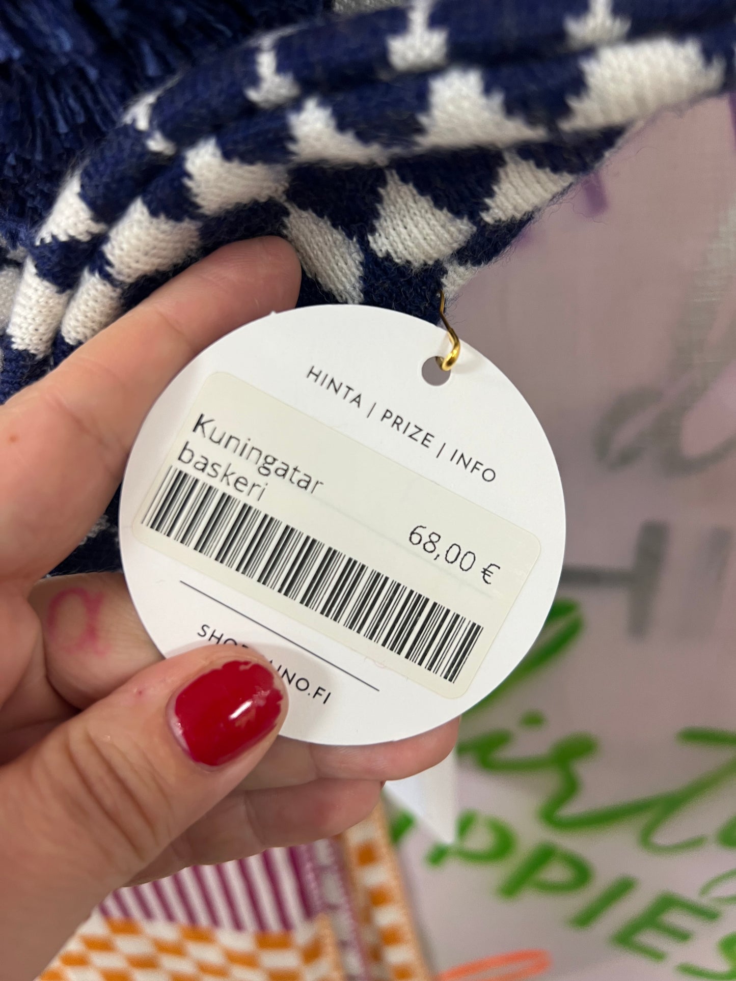 Kaino Kuningatar baskeri ja huivi