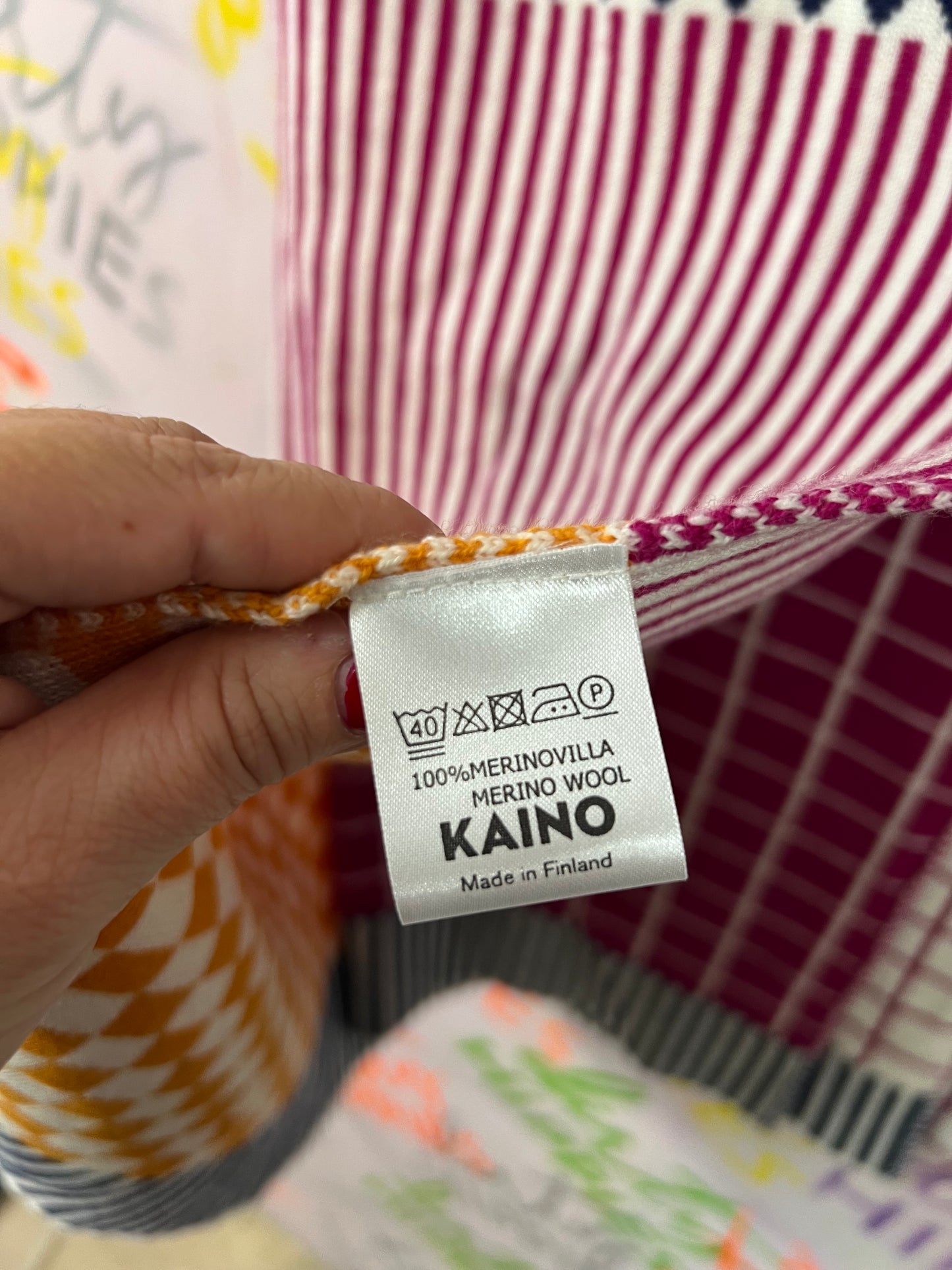 Kaino Kuningatar baskeri ja huivi