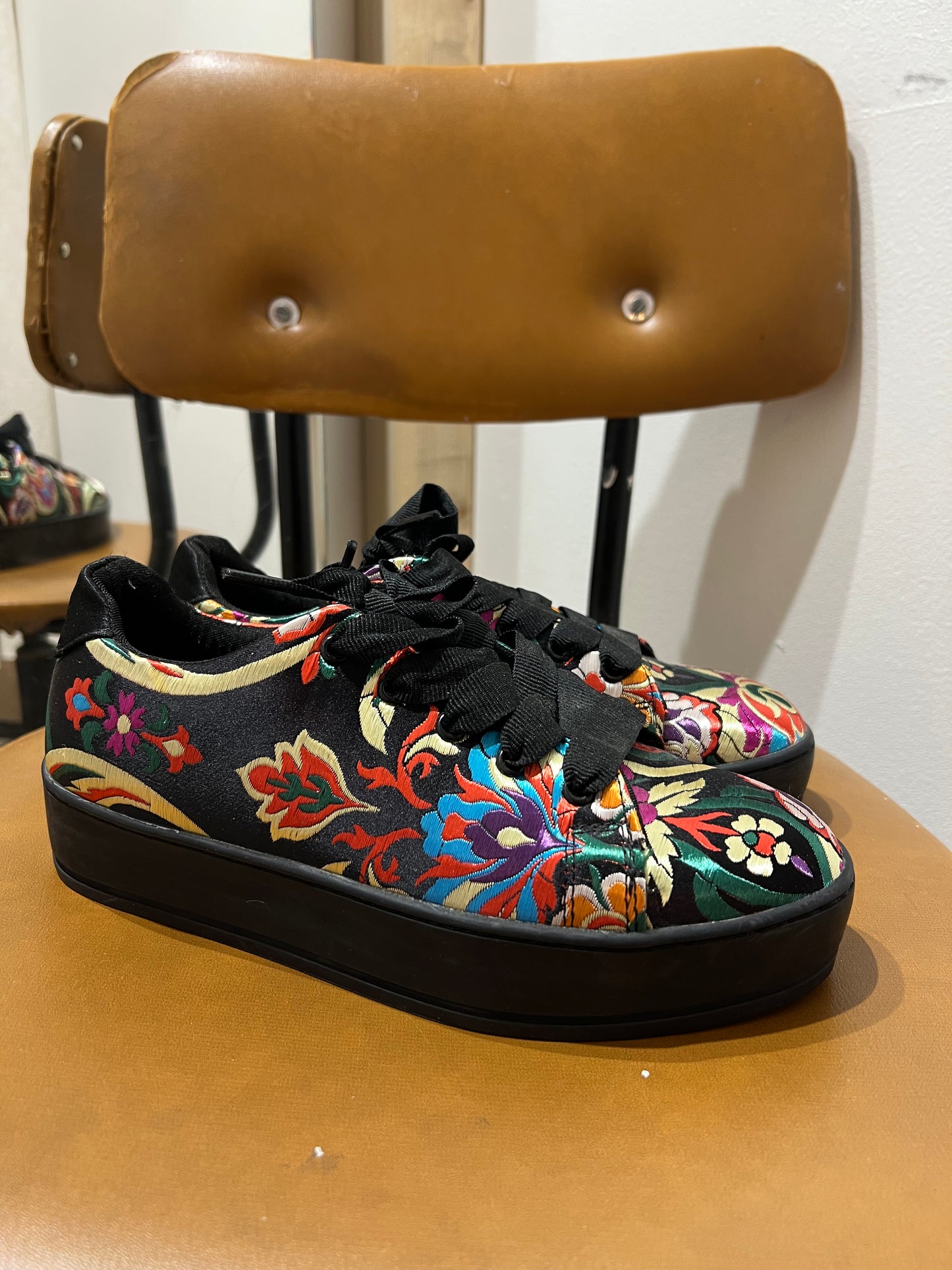 Uudet tennarit Attitude 37