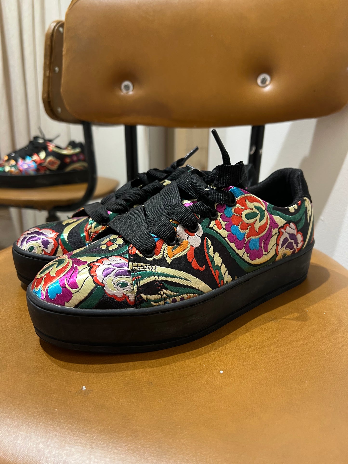 Uudet tennarit Attitude 37