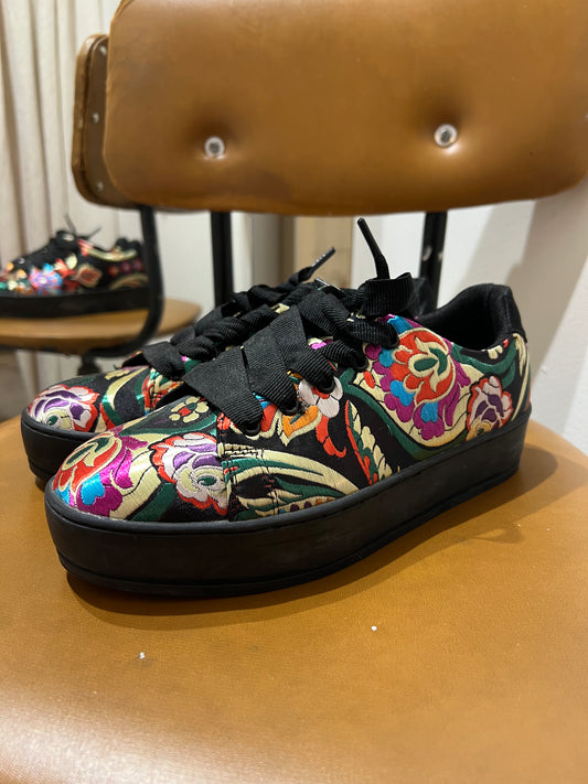 Uudet tennarit Attitude 37