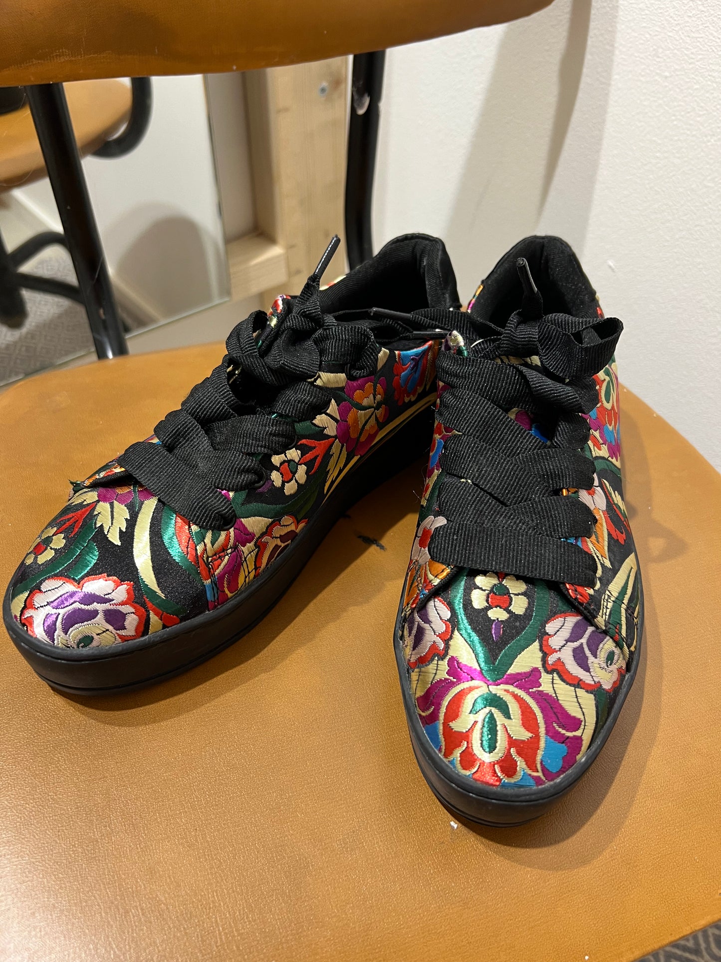 Uudet tennarit Attitude 37