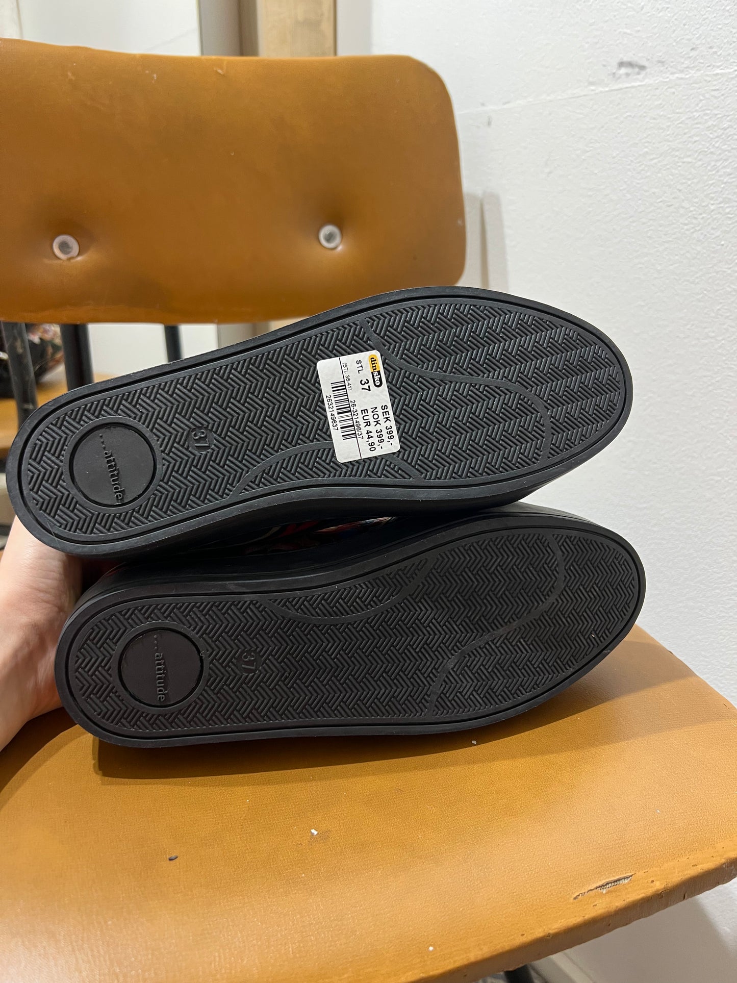 Uudet tennarit Attitude 37